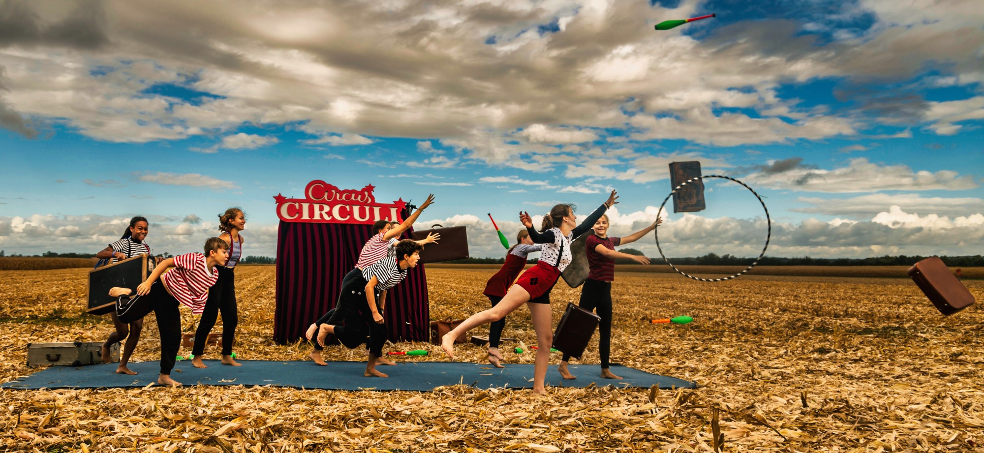 Eine Zirkusvorstellung nur für den Wind auf einem abgeerneten Maisfeld